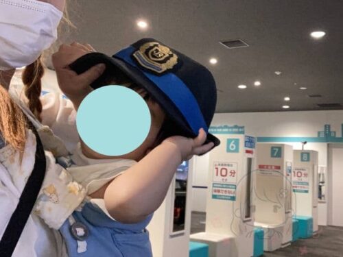 京都鉄道博物館　鉄道シュミレータ　帽子をかぶる息子
